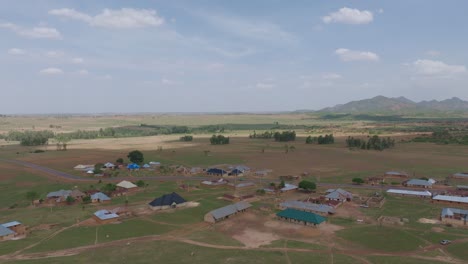 Toma-Panorámica-Aérea-De-Un-Asentamiento-Aislado-En-Una-Vasta-Extensión-Agrícola