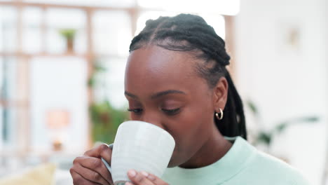 Mujer-Negra,-Café-Y-Bebiendo-Con-Una-Sonrisa