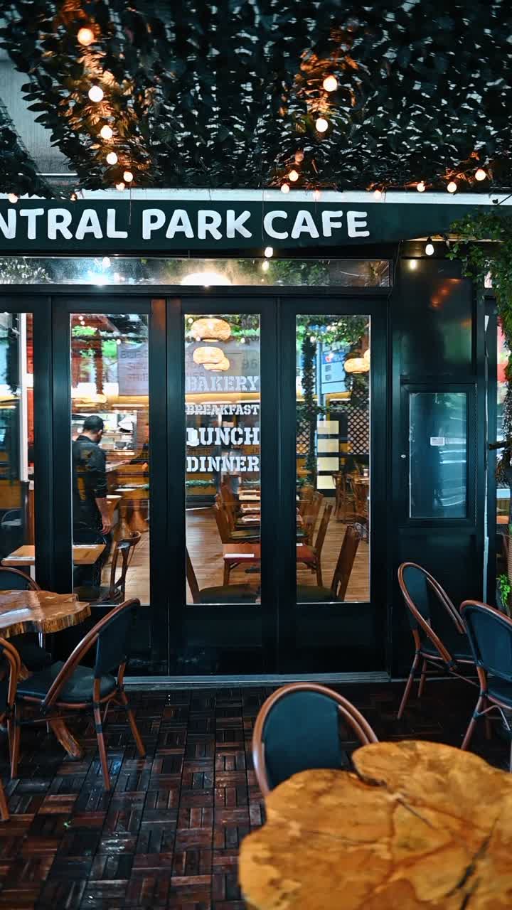 New York, USA, 2 agosto 2025: Ingresso al caffè di Central Park con decorazioni di fogliame verde.