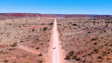 Video-Cinematográfico-De-Drones-De-La-Conducción-De-Automóviles-En-La-Carretera-Interior-En-Arena-Roja-Con-Polvo-Australia