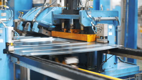 Automatische-Ausrüstung-Zur-Herstellung-Von-Metallteilen-Für-Waschmaschinen-Im-Werk