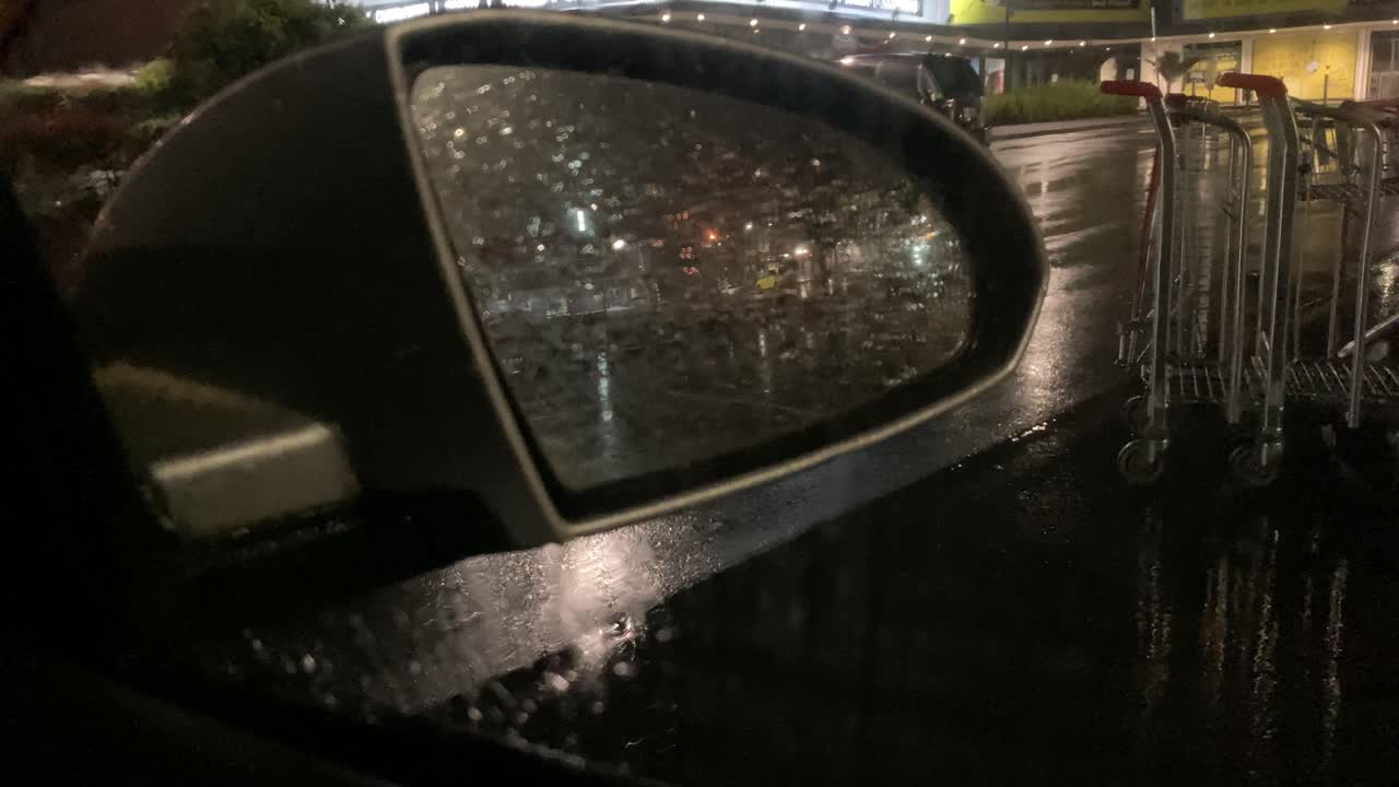 비오는 날 리어 미러와 주변