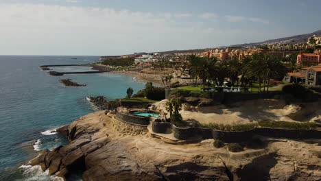 Schöner-Panoramablick-Mit-Blauem-Meer-Am-Meer-In-Los-Cristiano-Südlich-Von-Teneriffa-Drohnenaufnahme