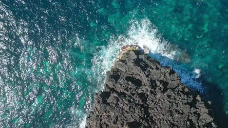 Vista-Aérea-De-La-Costa-Rocosa-Con-Aguas-Turquesas-Y-Olas-Blancas-En-El-Mirador-De-Las-Piedras-Negras