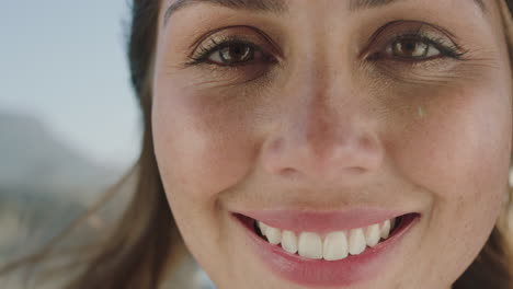 retrato en primer plano de una mujer joven y hermosa cara sonriente feliz disfrutando del estilo de vida de verano mirando con calma a la cámara