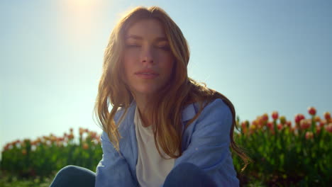 Hermosa-Mujer-Relajándose-En-El-Jardín-Al-Aire-Libre.-Retrato-De-Una-Joven-Bajo-El-Sol.