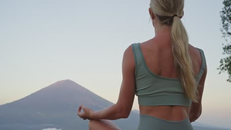 Mujer-En-Meditación-Pacífica-Mirando-Hacia-Un-Cuaderno-Junto-A-Ella