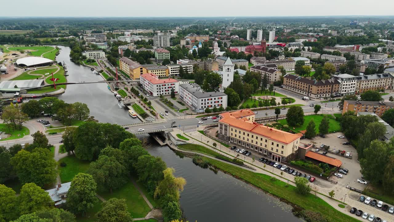 Vista aerea di Jelgava, paesaggio urbano lettone con fiume ed edifici