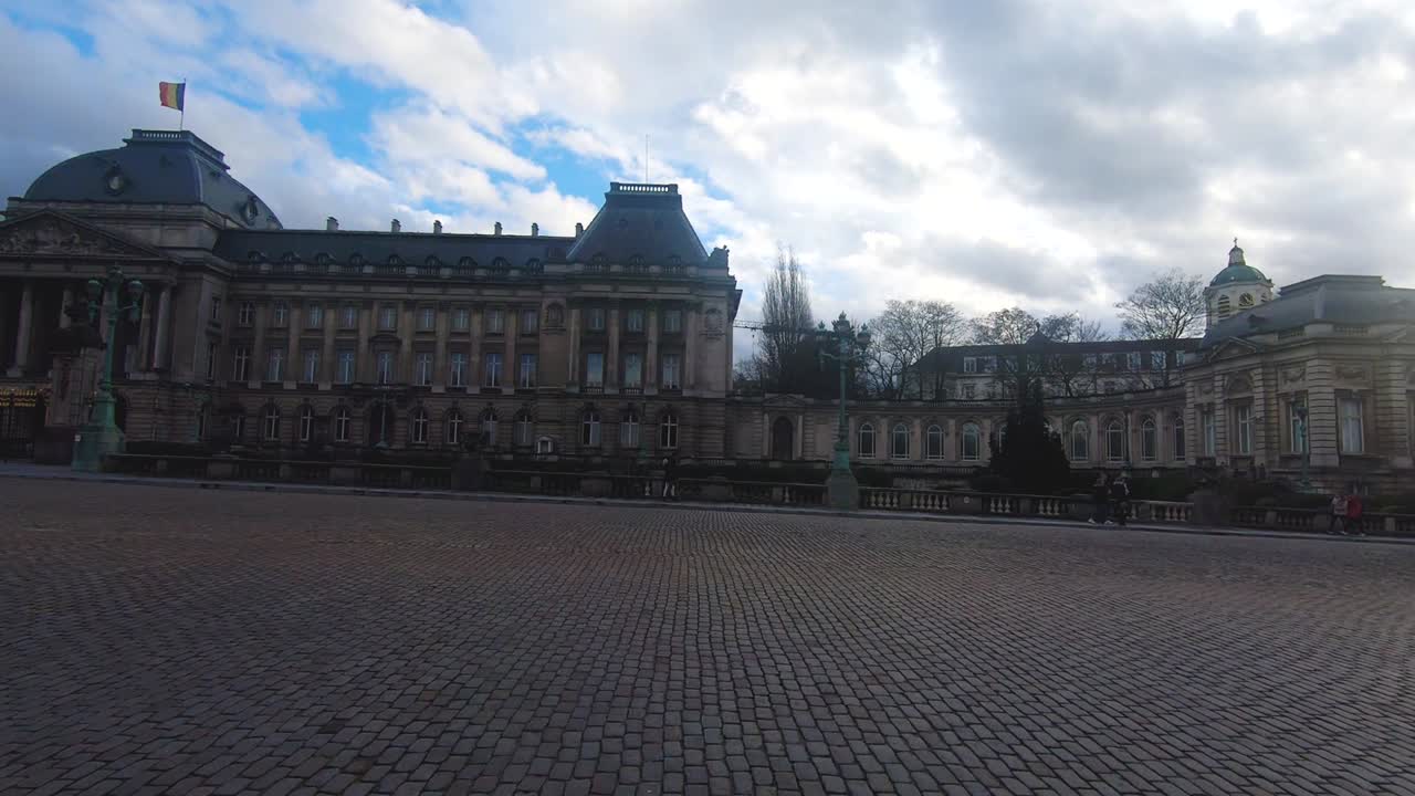 bruselas, bélgica, grafiti, mural, metro, átomo, autobús, estatuas y plazas en cámara lenta