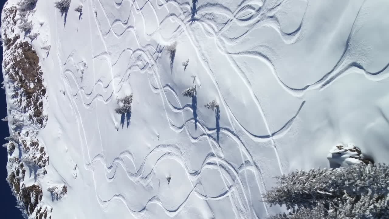 프랑스 알프스 에 있는 아보리아즈 스키 리조트 에 있는 신선 한 스키 트랙 위 의 수직 비행장
