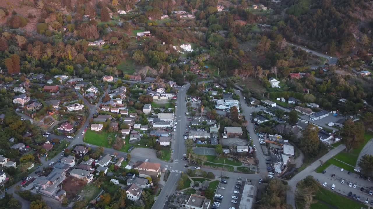 toma aérea de la ciudad de stinson beach, ca