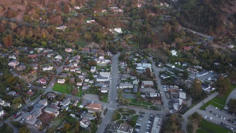 Aerial-shot-of-town-of-Stinson-Beach,-CA