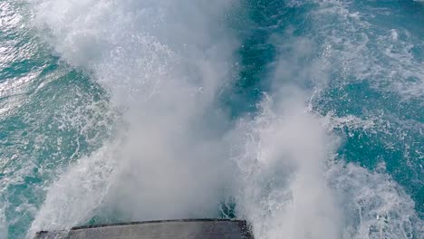 Statische-Aufnahme-Eines-Majestätischen-Türkisfarbenen-Wassers,-Das-Mit-Einem-Propeller-In-Kontakt-Kommt