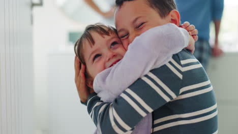 niños divertidos, felices y en el dormitorio juntos