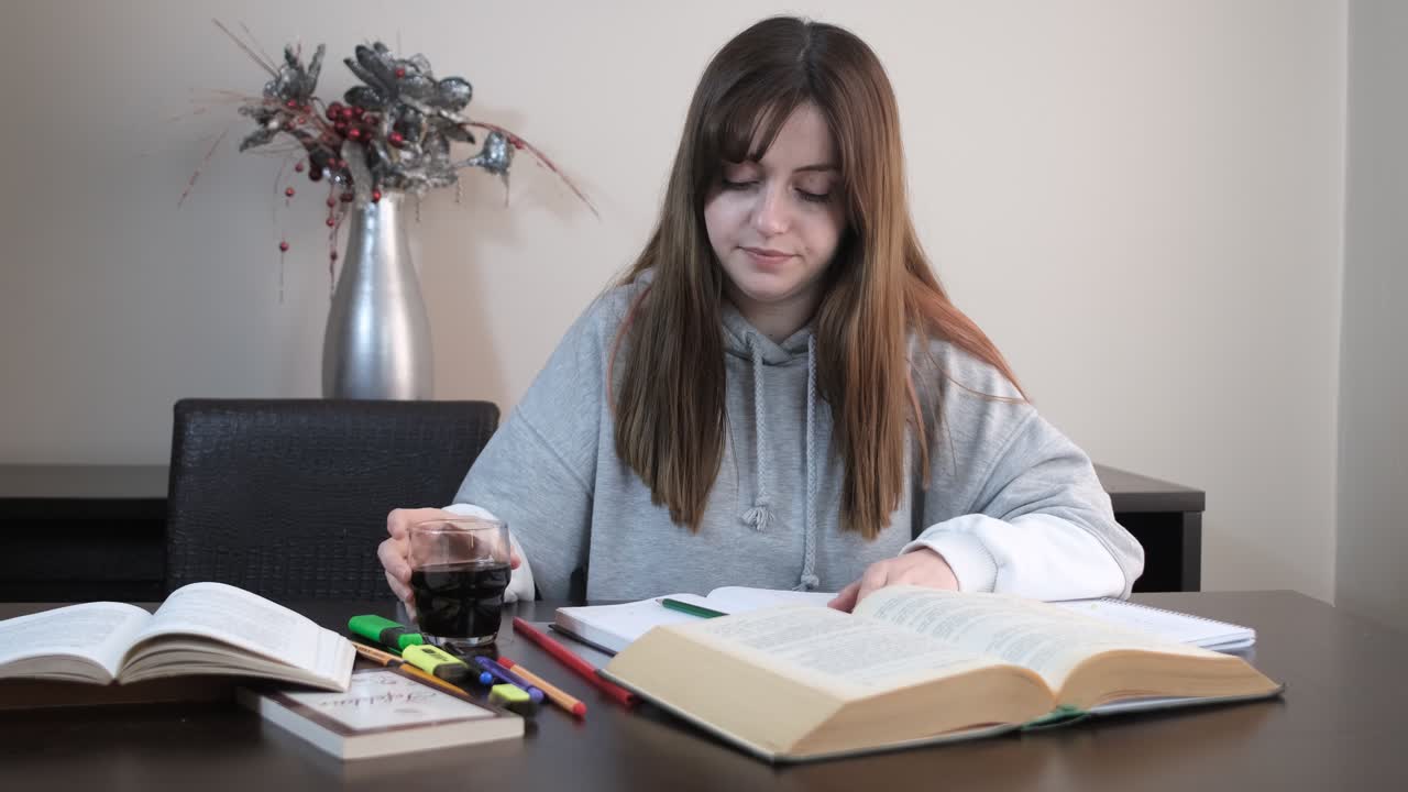 chica estudiando con la bebida