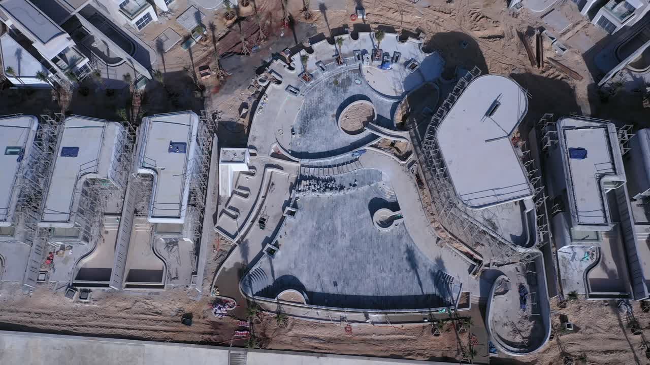 화창한 날 빌라와 수영장을 포함한 공중 전망에서 건설 중인 해변 리조트 또는 주거 개발