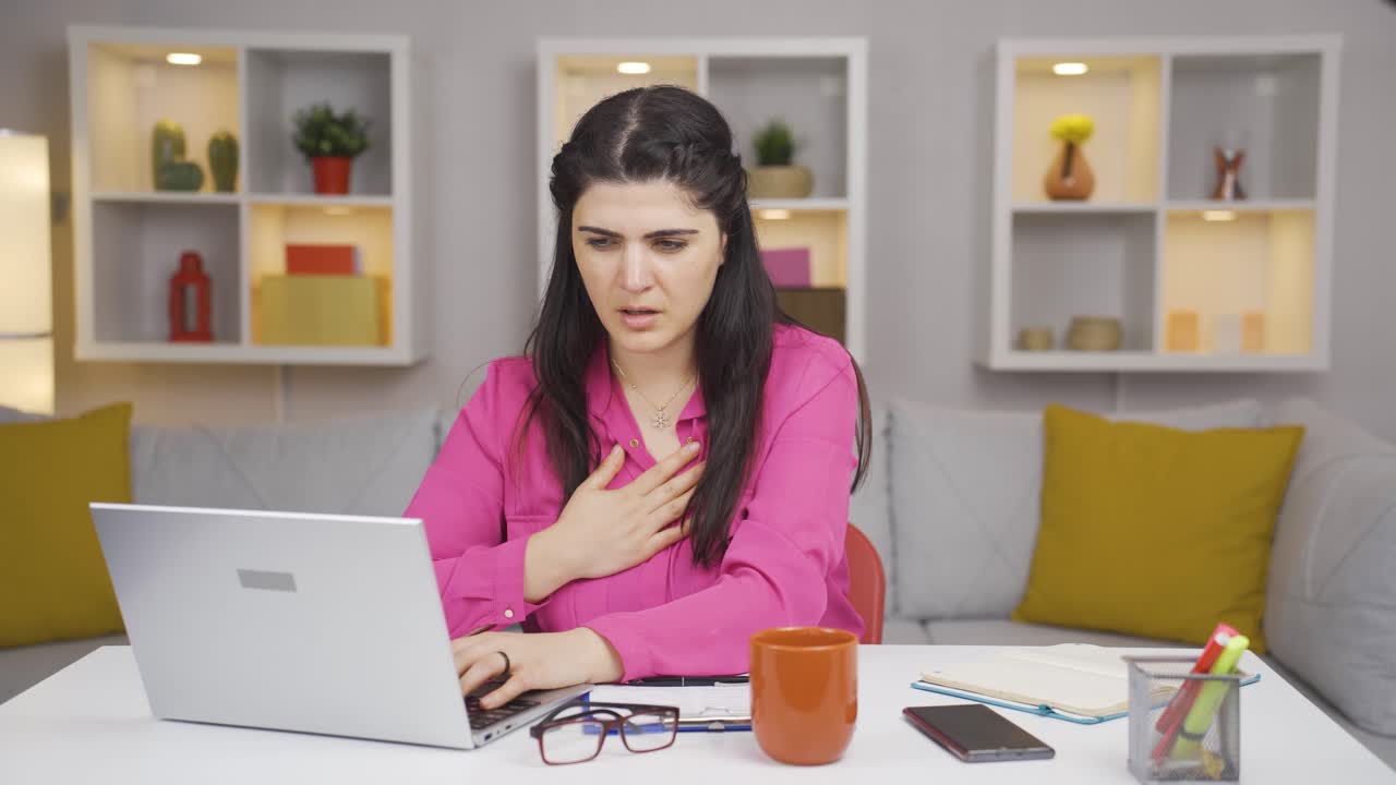 mujer trabajadora de oficina en casa que sufre de dificultad para respirar.