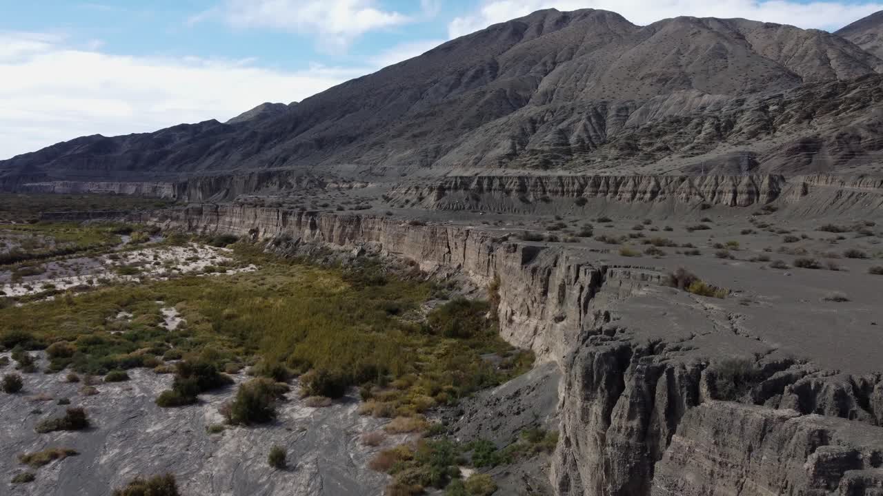vuelo aéreo a lo largo del acantilado escarpado del cañón en el paisaje erosionado de argentina