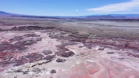 Rosa-Geschichtete-Felsen-Und-Mesas,-Die-Aussehen-Wie-Mars,-Utah,-Usa,-Drohnenflug