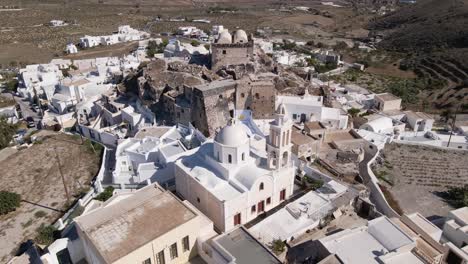 Vista-Aérea-Del-Castillo-Veneciano-Y-El-Campanario-En-El-Pueblo-De-Akrotiri-En-Santorini,-Grecia