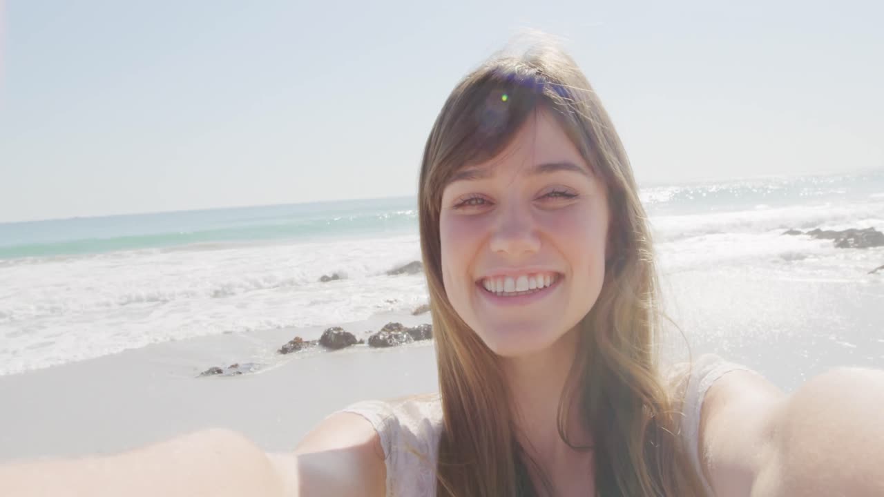 海辺の若い女性