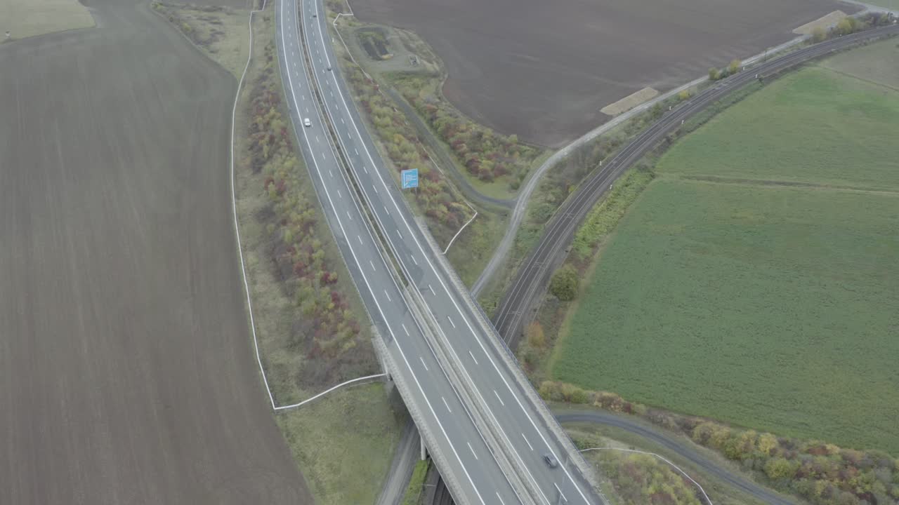독일, 유럽의 코로나 전염병 동안 빈 고속도로 아우토반 고속도로의 드론 공중