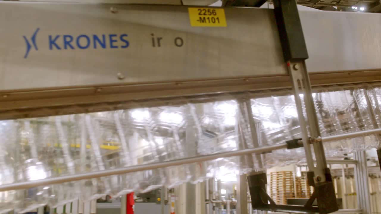 бутылки для домашних животных в воздушном конвейере для переработки на линию хлопкового волокна на хлопковой фабрике