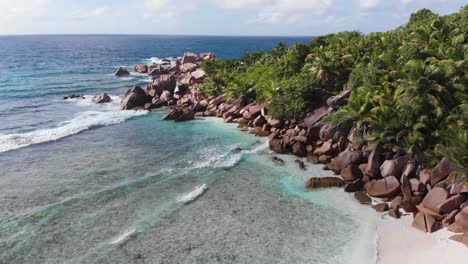 Luftaufnahme-Der-Weißen-Strände-Und-Des-Türkisfarbenen-Wassers-Von-Anse-Coco,-Petit-Anse-Und-Grand-Anse-Auf-La-Digue,-Einer-Insel-Der-Seychellen