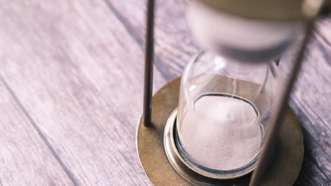 나무 테이블 위 에 있는 고대 모래시계