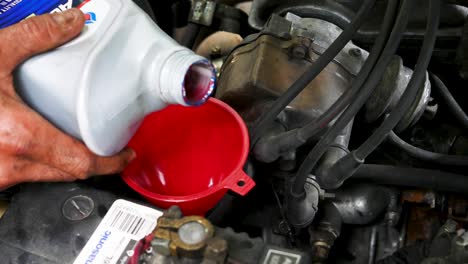 mecánico profesional de mantenimiento de un automóvil