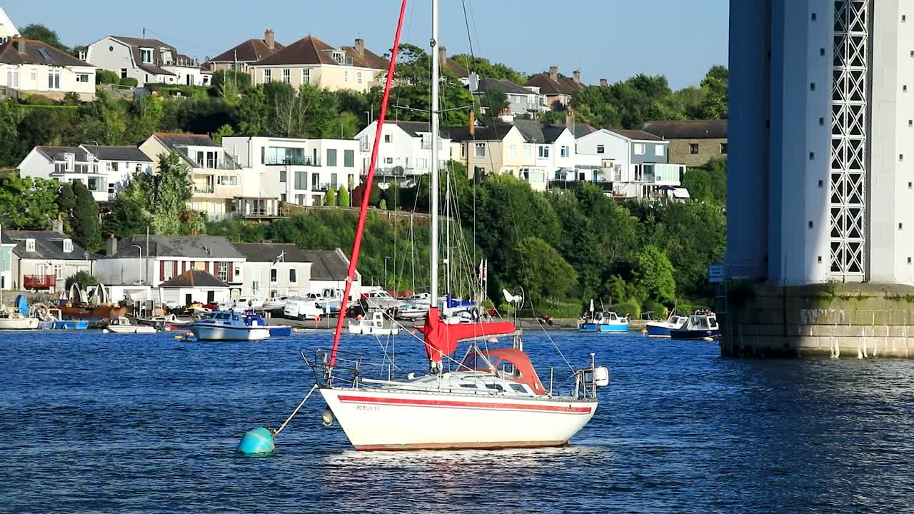 콘월 솔타시 근처의 타마르 강에 정박한 빨간색과 흰색 범선