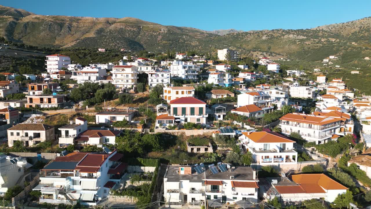 riviera albanesa ciudad costera de himare, albania - retiro aéreo revela la toma