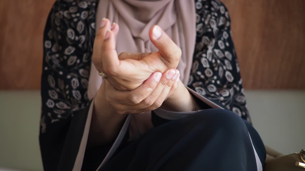 Donna con le mani incrociate