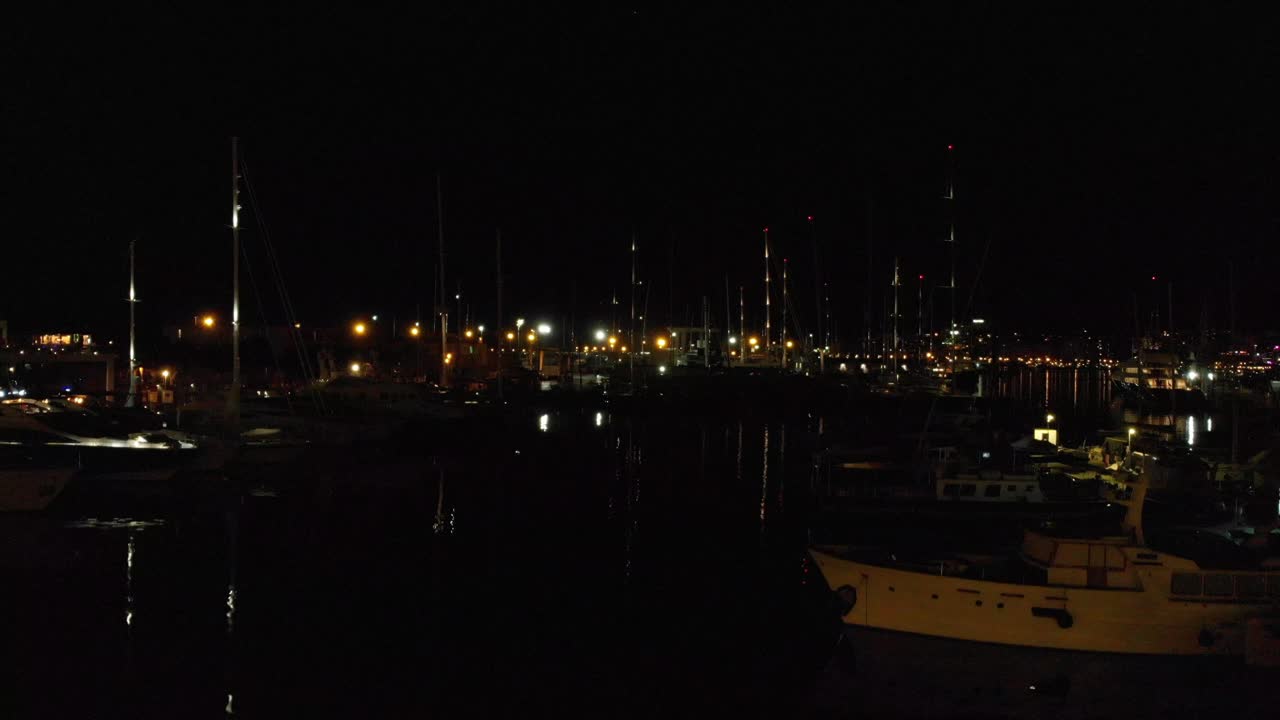 4k 24fps의 드론 뷰가 있는 항구에서 야간 마요르카 팔마 스페인