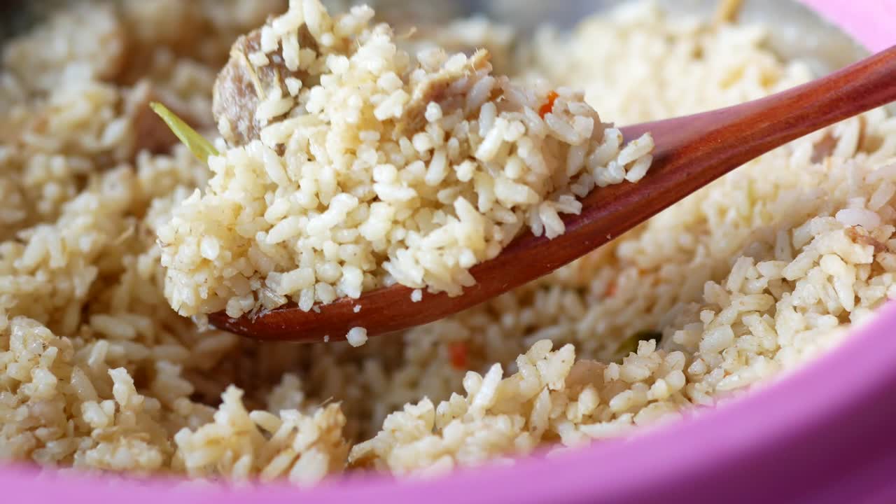 primer plano de un delicioso plato de arroz mixto con carne y verduras