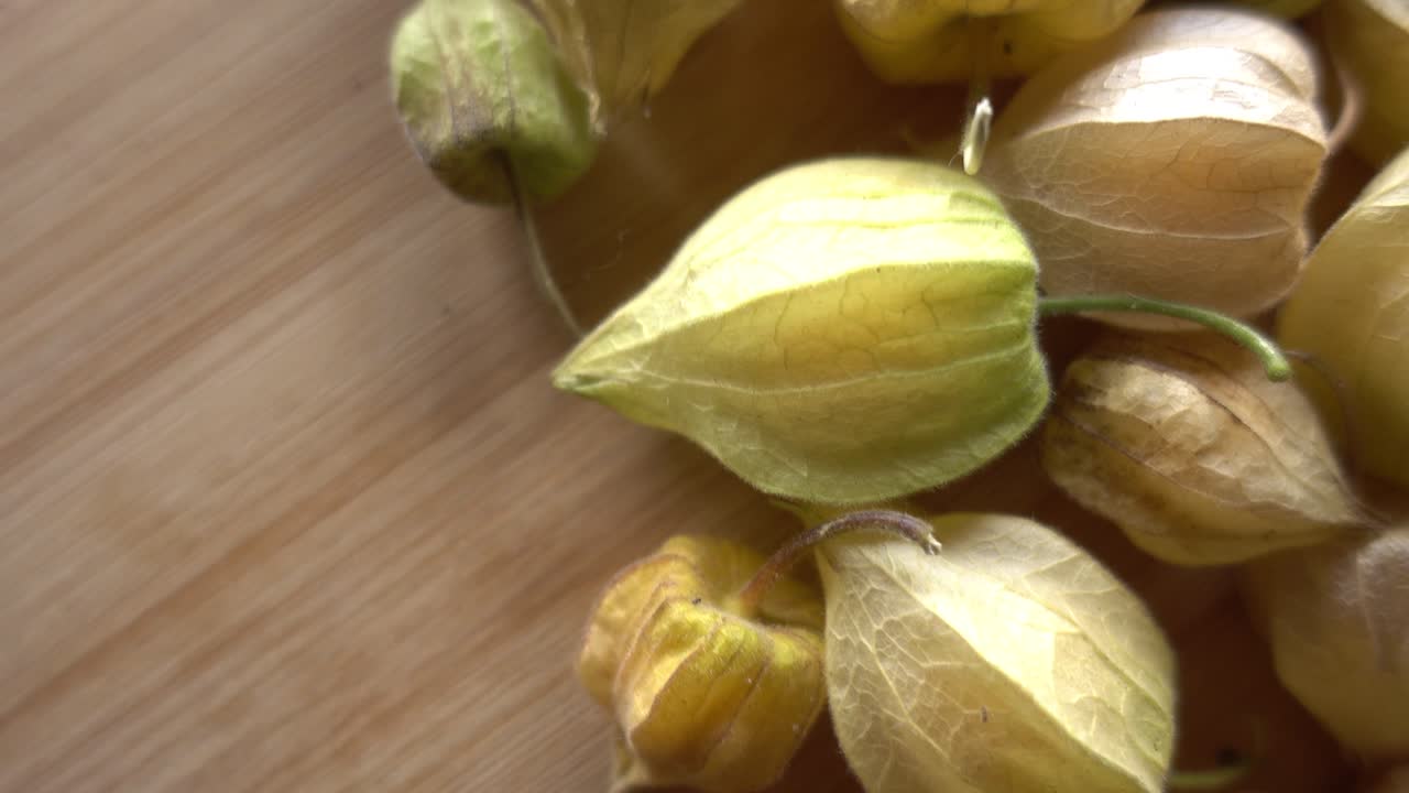Dolce bacca di physalis sul tavolo