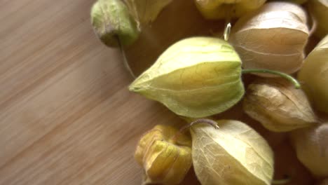 bayas de physalis dulces en la mesa