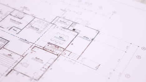 espacio de trabajo del arquitecto con planos de construcción