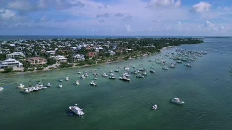 Drone-shot-of-many-boats-at-sandbar-in-Islamorada,-Florida-Keys