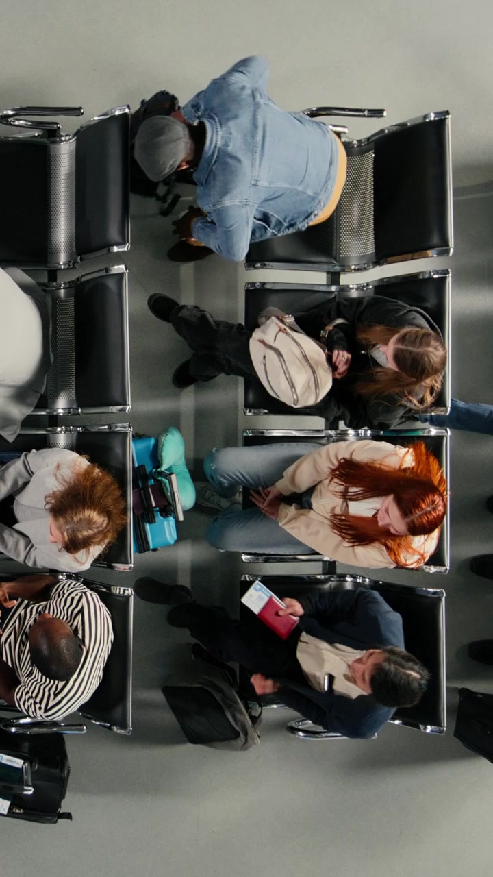 Vista dall'alto di passeggeri diversi in attesa nel terminal dell'aeroporto