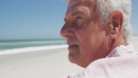 Vista-De-Cerca-De-Un-Pensativo-Hombre-Caucásico-Mayor-Sentado-En-La-Playa