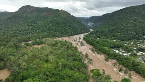 Blick-Auf-Den-überfließenden-Barron-River-Und-Den-Umliegenden-Vorort-Caravonica-Nach-Heftigen-Regenfällen,-Steinhaufen