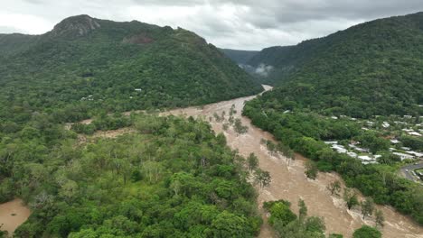vistas del desbordamiento del río barron y el suburbio circundante caravonica después de fuertes lluvias, cairns