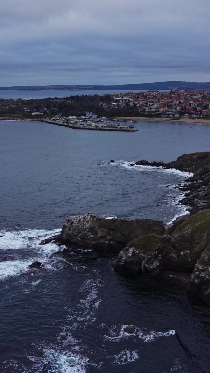 Vista panoramica della costa con acqua e terra durante una giornata nuvolosa