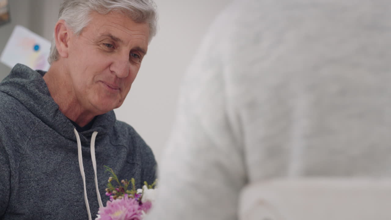 행복한 성숙한 커플이 함께 아침 식사를 하고 있습니다. 남편은 식탁에서 아내와 대화를 나누고 부 ⁇ 에서 아침 식사를 나누고 있습니다. 인생의 하루 4k 영상