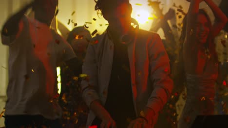 ducha de confeti en una fiesta en un club nocturno