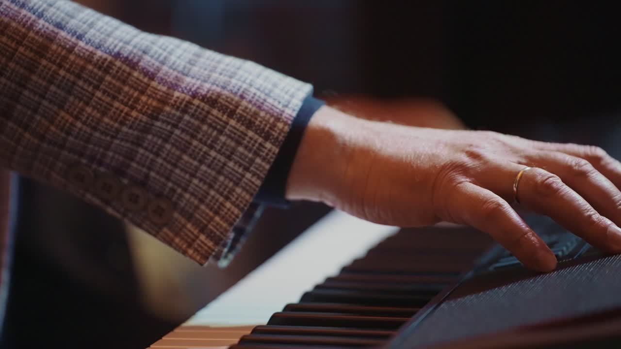 Pianista che suona melodie su un pianoforte digitale