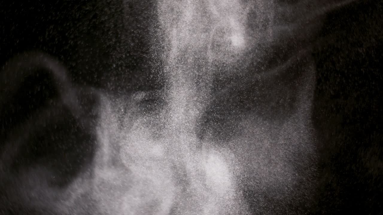 검은 바탕에 분리 된 파우더