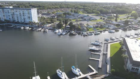 Vista-Aérea-Del-Cálido-Estilo-De-Vida-Tropical-Frente-Al-Mar-De-Florida-En-New-Port-Richey