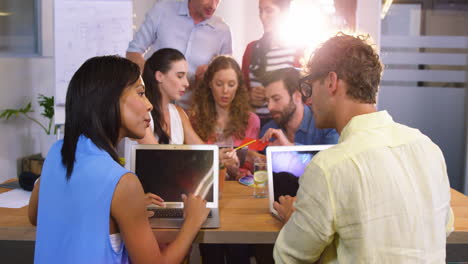 empresarios que trabajan con portátiles en reuniones